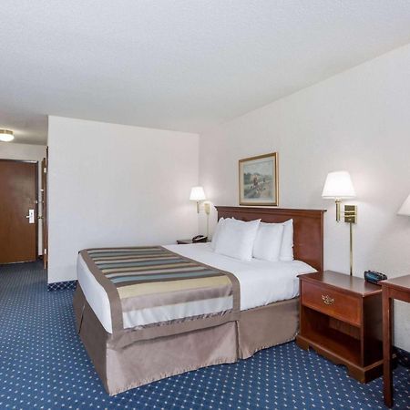 Baymont By Wyndham Greensboro/Coliseum Экстерьер фото