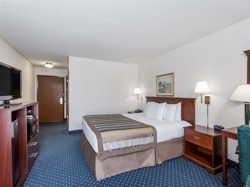 Baymont By Wyndham Greensboro/Coliseum Экстерьер фото