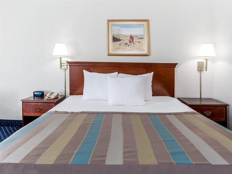 Baymont By Wyndham Greensboro/Coliseum Экстерьер фото