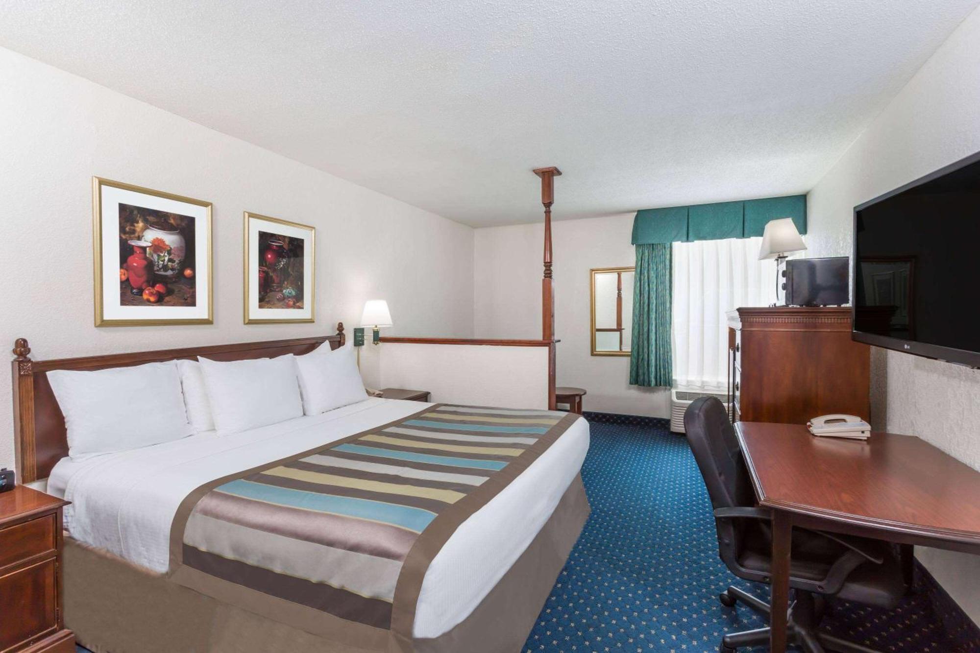 Baymont By Wyndham Greensboro/Coliseum Экстерьер фото