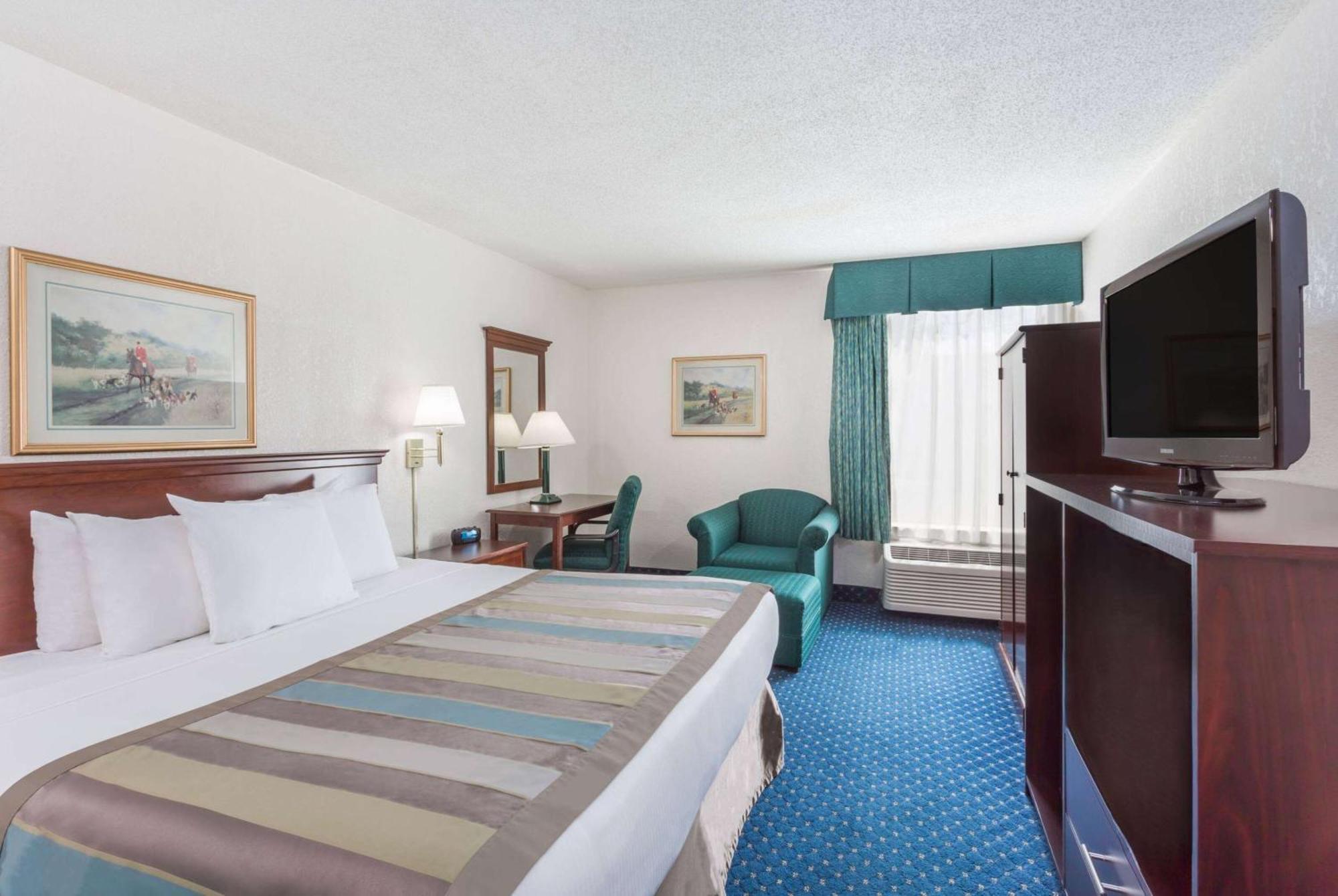 Baymont By Wyndham Greensboro/Coliseum Экстерьер фото
