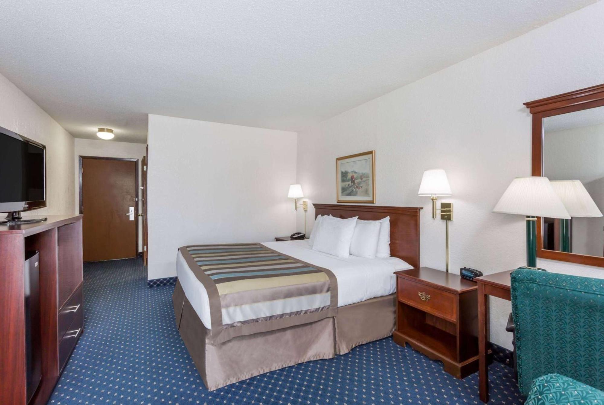 Baymont By Wyndham Greensboro/Coliseum Экстерьер фото