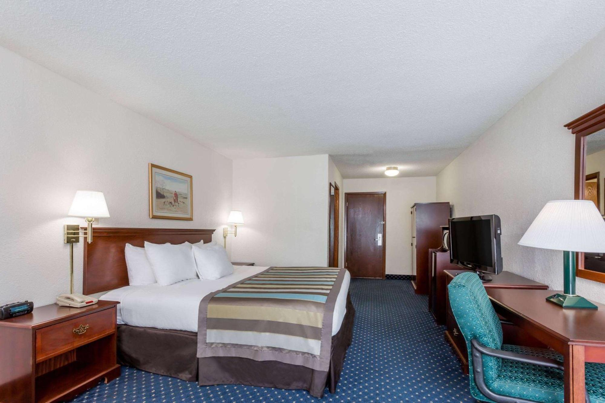 Baymont By Wyndham Greensboro/Coliseum Экстерьер фото