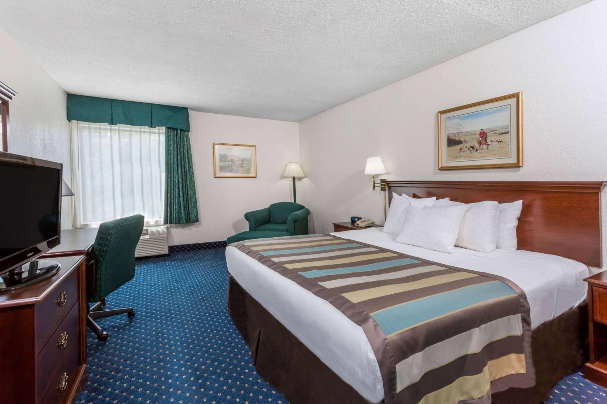 Baymont By Wyndham Greensboro/Coliseum Экстерьер фото